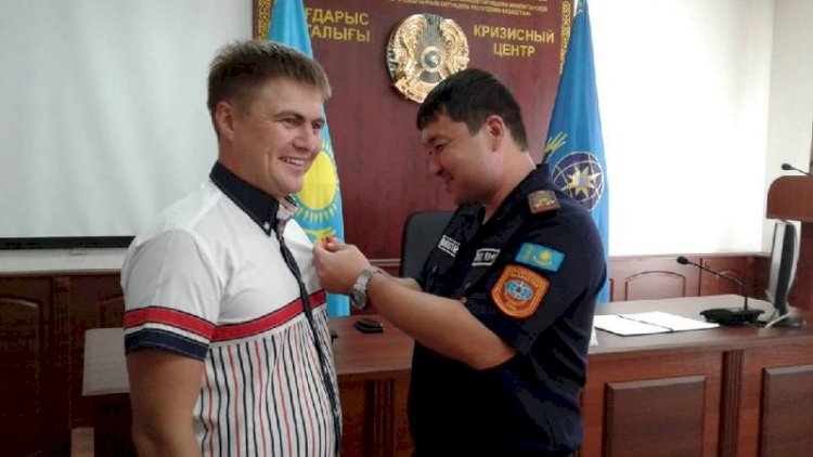 В Актау наградили мужчину за спасение едва не утонувших девочек