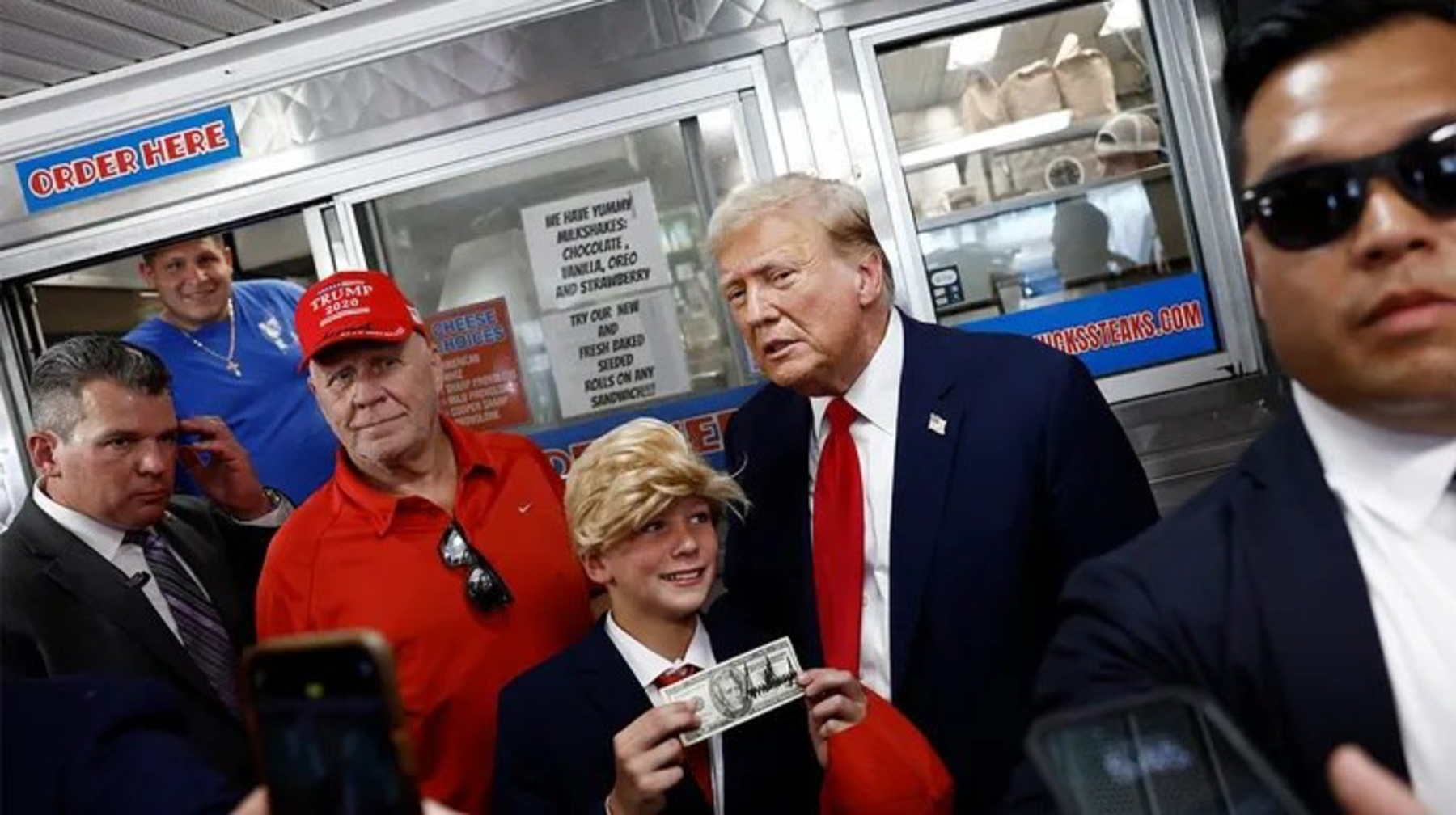 Чаевые $500 оставил Трамп в ресторане в Южной Филадельфии 