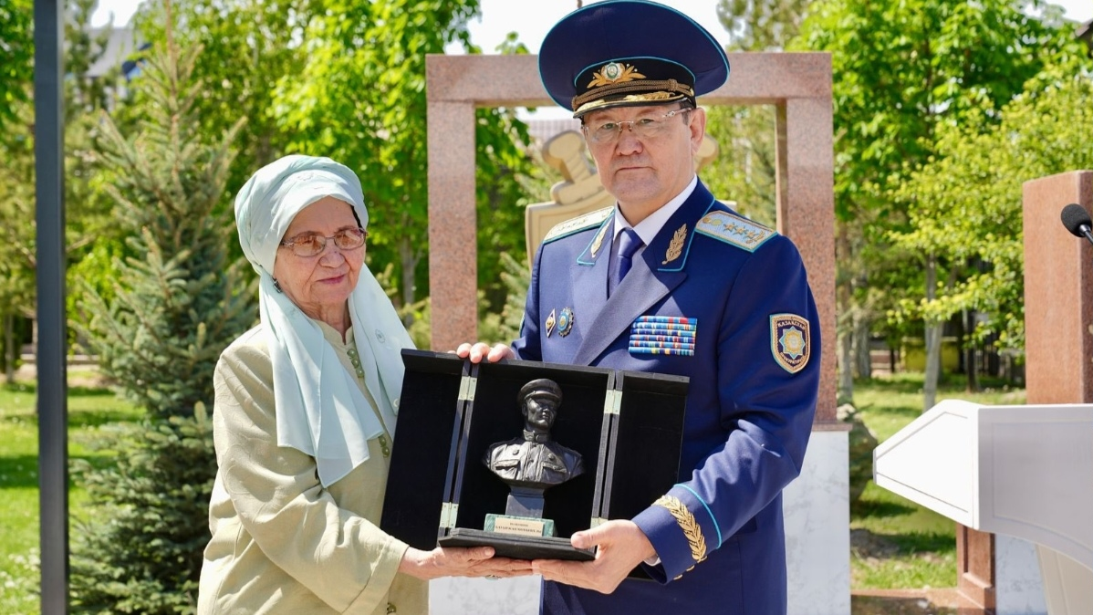 В Жуалы открыли мемориальную доску Бауыржану Момышулы – генпрокурор Берик Асылов