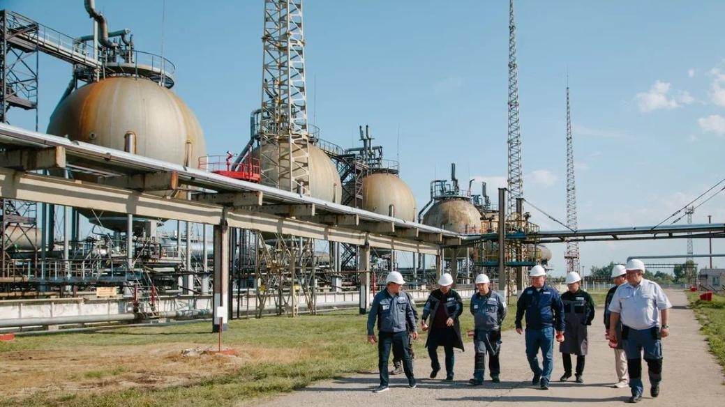Вице-министр Алибек Жамауов посетил Павлодарский нефтехимический завод