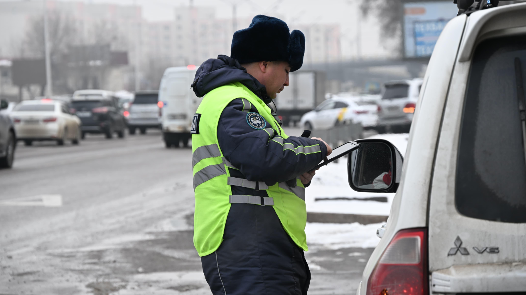 В Алматы продолжаются проверки автобусов на выбросы