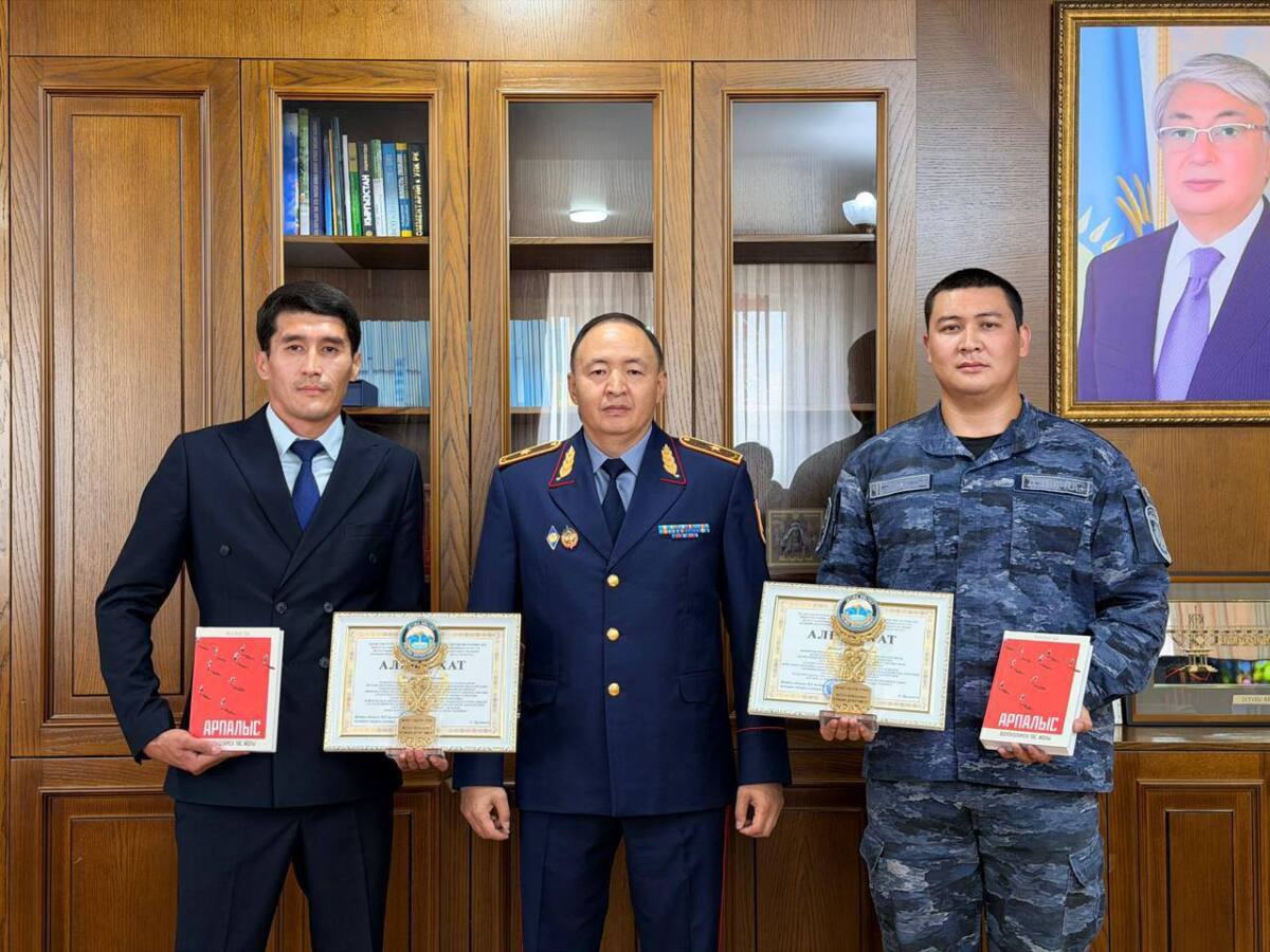 В области Жетысу наградили полицейского и жителя за спасение людей на Алаколе